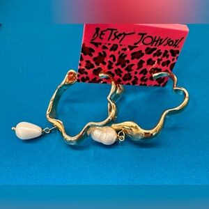 Betsey Johnson Gold Wavy Hoop Earrings w/ Pearl Drops NWT ✨💗